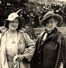 Dame freya madeline stark (mrs stewart perowne), (born 31 january 1893 in paris, france; Freya Stark With The Queen Mum And In Arabian Garb Historical Romance Novels Travel Writer Stark