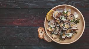 Metti le vongole lupini (vongole piccole) o le vongole veraci, in una bacinella con acqua fredda e aggiungi un cucchiaio raso di sale. Come Spurgare Le Vongole In Sette Semplici Passaggi