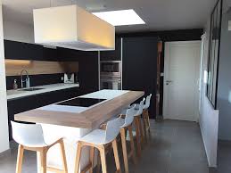 Certes, le noir et blanc sont des fausses couleurs classiques et élégantes, mais elles n'empêchent pas quelques libertés. Cuisine Equipee Design Et Renovation Complete