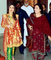 Kareenakapoor Attended Saif Ali Khan S Cousins Haldi Ceremony What Do You Think Of Her Outfit Khada Dupatta Hyderabadi Bride Khada Dupatta Hyderabadi Bride