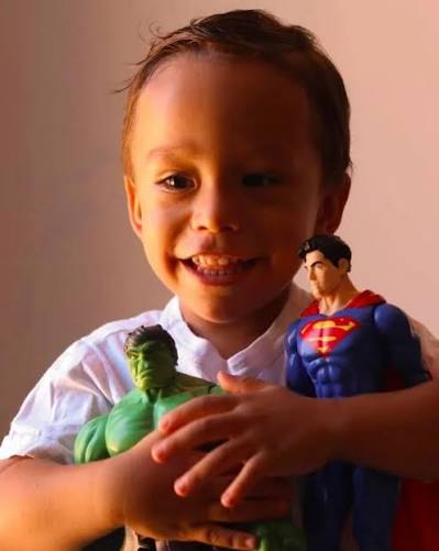 Um menino de 3 anos, identificado como Gustavo Veloso Feitosa, foi encontrado morto na casa do pai, o advogado Igor Gustavo Veloso de Sousa, na segunda-feira (3), em Palmas (TO). Segundo a