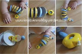 Die naturfarbenen und bunten bausteine aus holz dienen auch als baumaterialien für den selbstentworfenen anbau beim. Diy Babyspielzeug Deckelschlange Baby Spielzeug Basteln Babyspielzeug Selber Machen Babyspielzeug