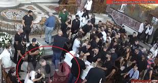 Της κρατούσε το χέρι η . E2ku52h5 Wur M