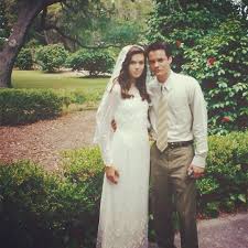 The this is us star married musician taylor goldsmith in an in a video posted to instagram, moore can be seen singing a song with her new husband at the fig house. A Walk To Remember Via Mandymooremm Wedding Movies Walk To Remember Sparks Movies