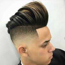 Recorre la zona que rodea las orejas, luego viene el degradado bien pronunciado en v con degradé corto. Degradado Corte De Pelo En V Atras Hombre Peinados