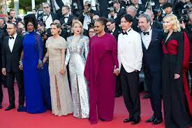 En el escenario del grand théâtre lumière, el maestro de ceremonias, edouard baer, dio la bienvenida al jurado de los largometrajes. Festival De Cannes 2018 Le Palmares Yesicannes