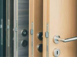 Dank der großen palette an deckenden farben und transparenten holzlasuren können sie ihre fenster in unserem holzfenster konfigurator innen und außen farblich gleich oder. Turen Streichen So Wird S Gemacht Bauen De