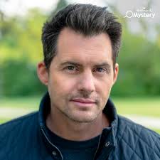 Detective Travis Burke (Kristoffer Polaha) is