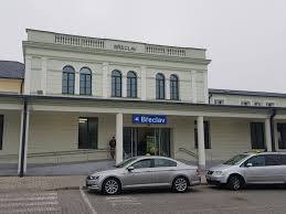 Občané mohou vyřizovat své záležitosti na městském úřadě v břeclavi v pondělí a ve středu od 8.00 do 11:30 a následně od 12:30 do 17.00 hodin, v úterý a ve. Sprava Zeleznic Se Zpozdenim Otevrela Opravene Nadrazi V Breclavi Kancelare Vyuzili Nove Urednici Cssz Zdopravy Cz