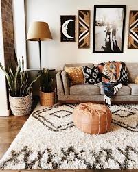 Beautiful Boho Southwestern Style Living Room The Rust Orange Color Really Adds Warmth To The Roo Minimalist Oturma Odalari Oturma Odasi Fikirleri Tasarim Oda