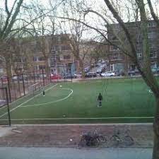 Een normaal (de gebruikelijke maat op internationaal niveau) voetbalveld heeft als afmeting: Voetbalveld Statenweg Blijdorp Rotterdam Zuid Holland