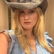 Hello everyone! 😊 I'm looking for local photographers and musicians to  collaborate with. I organize luxury picnics, and I need: 📸 A photographer  to capture my events beautifully. 🎻 A violinist or