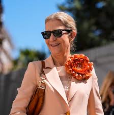 La infanta Elena (62) triunfa en la Feria de Abril con traje de chaqueta, camisa de volantes y sombrero
