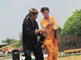 Dogdog lojor adalah salah satu alat musik tradisional yang berasal dari daerah banten selatan. Dogdog Lojor Instrumen Musik Tabuh Khas Banten Indonesia Kaya