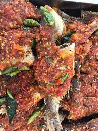 Sajian ikan tongkol goreng sambal balado adalah salah satu menu hidangan utama yang enak dan sedap. Ikan Kakap Balado