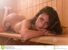 Nackte Frau an der Sauna stockbild. Bild von leben, sinnlichkeit - 64860569