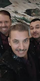 Una selfie más del recuerdo" Aquí mis compañeros Santy Gamez , Jesus  Antonio Lopez y un servidor tomandonos la foto del recuerdo antes de salir  al escenario en Culiacán Sinaloa..........📸 Grupo Libra