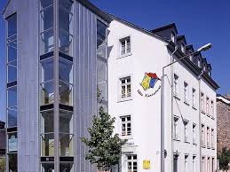 Das jugendhilfezentrum haus auf dem wehrborn in aach bei trier betreibt eine kindertagesstätte, bestehend aus einer krippengruppe, fünf geöffneten gruppen und zwei regelgruppen. Willkommen