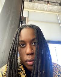 Peeking from the cut 👁️