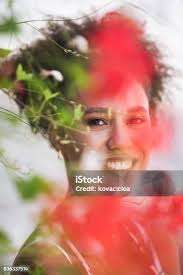 Photo libre de droit de Jeune Homme Barbu Souriant Sentant De Magnifiques  Fleurs banque d'images et plus d'images libres de droit de Prise de vue en  extérieur