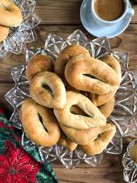 Christmas Koulourakia With Yeast Xristoygenniatika Koyloyrakia Me Magia Recipe Entertaining Recipes Holiday Entertaining Food Seasonal Cooking