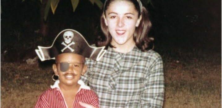 Ann Dunham and her son, Barack Obama, in Jakarta, do AI tạo