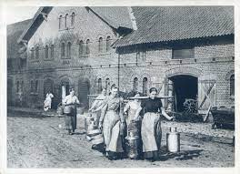 reichau kr mohrungen melkfrauen auf dem weg von der gutsmeierei zum kuhstall ostpreussen konigsberg ostpreussen preussen