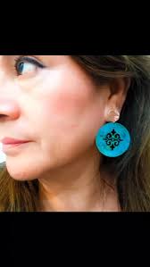 Turquesa y cobre, un talismán de luz y contraste. Aros esmaltados que  llevan el mar en su color. Hechos a mano, pensados para brillar con  autenticidad, piezas de cobre, símbolo de energía y estilo ...