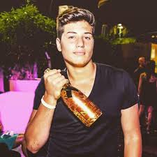 Le sue prime apparizioni in televisione risalgono alla metà degli anni ottanta, come concorrente di alcuni famosi quiz e giochi televisivi. Rissa In Discoteca Accoltellato Il Figlio Di Simona Ventura E Bettarini