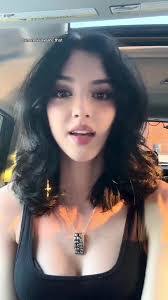 Rachel Aks's Instagram, Twitter & Facebook