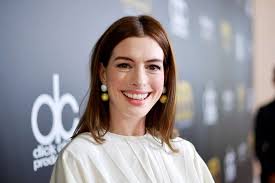 Anne jacqueline hathaway was born in brooklyn, new york, to kate mccauley hathaway, an actress, and gerald t. Anne Hathaway So Halt Sich Die Schauspielerin Fit Fit For Fun