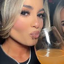 Sandy Acosta (@sandyacostavee)