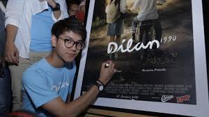 Meskipun iqbal lahir di surabaya, namun ia asli bandung dan saat ini iqbaal ramadhan menetap di jakarta timur. Iqbaal Ramadhan Ungkap Alasan Film Dilan 1990 Patut Ditonton Kumparan Com