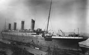 The largest ocean liner in service at the time, titanic had an estimated 2,224 people on board when she struck an iceberg at around 23:40 (ship's time) on sunday, 14 april 1912. Der Untergang Der Titanic Wissenschaft De