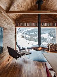 L Interieur De Ce Chalet Moderne Dans Le Nord De L Italie Vous Laissera Sans Voix L Un Des Plus Beaux Jamais Modern Cabin Cabin Interiors Hanging Fireplace