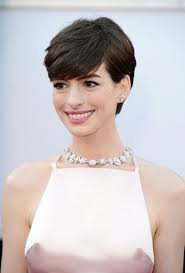 Von der langen ebenholzmähne zum radiakalen pixie. Styles Fur Kurze Haare Frauen Von Anne Hathaway Arten For Kurzhaar For A Hochzeit Frauenfrisur Com Frisuren Inspirati Haarschnitt Kurz Frisuren Haar Styling