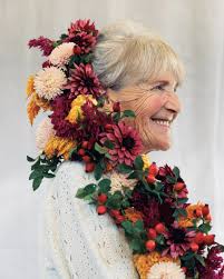 Portrait fleuri pour célébrer la générosité de nos jardins ! 🪷🌼🏵️  Aujourd'hui, nous fêtons la Saint Fiacre, patron des jardiniers et  protecteur des champs. Figure de simplicité et de générosité, il rappelle