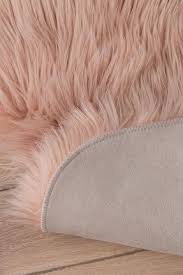 Madame coco halı kategorisinde, küçük ebatlı ama çok şık halı seçenekleri yer alıyor. Madame Coco Hali Kullananlar Modelleri