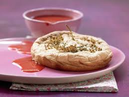 Holunderbluten Kuchlein Mit Erdbeerpuree Eatsmarter De Kuchen Naschen Erdbeeren Rezepte Holunderbluten Rezepte Fruhling Kuchen
