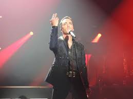 Les yeux fermés, la ressemblance est à s'y méprendre. Jean Baptiste Guegan Le Sosie Vocal De Johnny Hallyday En Dedicaces A Noyelles Godault Actu Pas De Calais