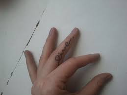 Skull middle finger tattoo is one of the most famous tattoo ideas on the internet. Suche Studio Fur Finger Tattoo Schrift Tattoo Bewertung De