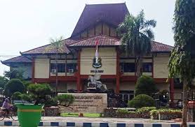 Dia mengambil contoh dokter golongan 3a yang mengantongi gaji pokok rp2,4 juta per bulan. Biaya Politik Mahal Berapa Gaji Anggota Dprd Sumenep Per Bulan Koran Madura