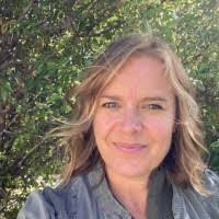 Stephanie Riordan's Instagram, Twitter & Facebook