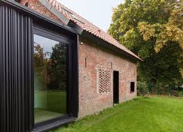 Brick Colonnade Screens Renovated Hunting Lodge By Dmoa Architecten Modernes Bauernhaus Aussen Ziegel Verkleidung Ziegelsteine
