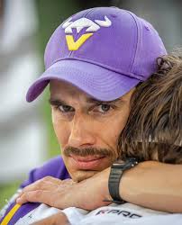 🗣️ „Strength does not come from winning. Your struggles develop your  strengths. When you go through hardships and decide not to surrender, that  is strength.“