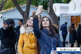 Limita al este con el mar caspio, al norte con rusia, al noroeste con georgia, al oeste con armenia y al sur con irán. 1693 Personas Vinieron A Azerbaiyan Para Residir