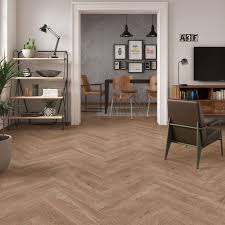 Une Pose Chevron Avec Du Parquet Lames Larges Quel Effet Leroy Merlin Parquet Contrecolle Chene Parquet Maison