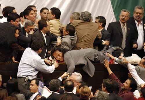 Resultado de imagen de pelea diputados mexico"