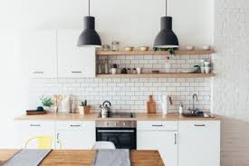 Memiliki rumah kecil bukan menjadi sebuah halangan anda untuk memaksimalkan setiap penggunaan sudut yang ada, salah satunya area dapur. 6 Cara Agar Dapur Kecil Terlihat Luas