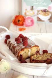Die butter mit dem zucker cremig rühren. Creme Fraiche Kuchen Mit Himbeeren Dinchen S Food Feelings